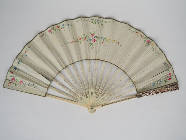 Eventail Louis XVI. Monture squelette à 16 brins en ivoire très fineme