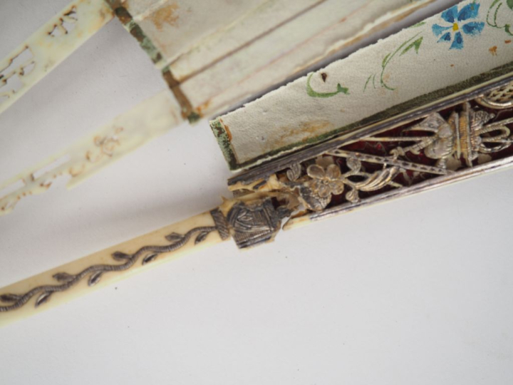 Eventail Louis XVI. Monture squelette à 16 brins en ivoire très fineme