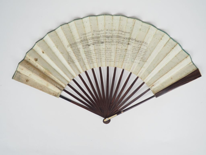 Eventail XVIIIème, période révolutionnaire. Monture en palissandre à 1