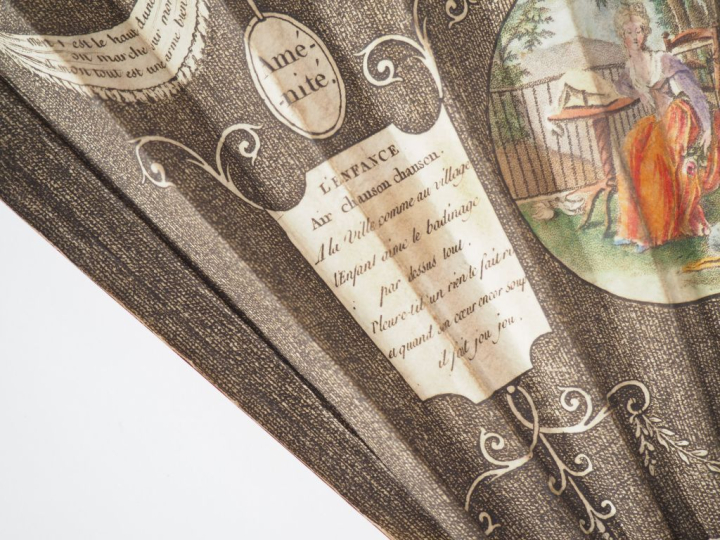 Eventail XVIIIème. Monture à 20 brins en palissandre. Feuille lithogra