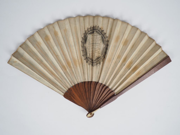 Eventail XVIIIème. Monture à 20 brins en palissandre. Feuille lithogra