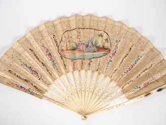 Vente aux enchères Eventail XVIIIème circa 1770 à 14 brins + 2 MB. Monture en os repercé.