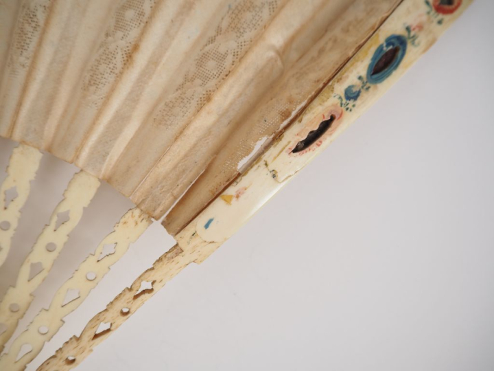 Eventail XVIIIème circa 1770 à 14 brins + 2 MB. Monture en os repercé.