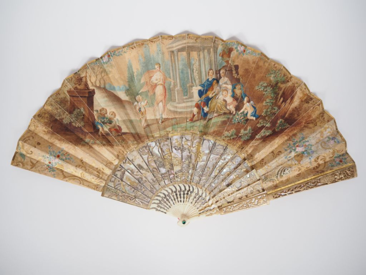 Eventail Louis XV à 18 brins + 2 MB. Monture en os doré, repercé, grav