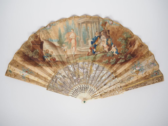 Vente aux enchères Eventail Louis XV à 18 brins + 2 MB. Monture en os doré, repercé, grav