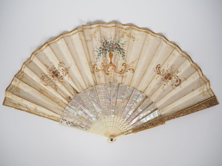 Eventail Louis XV à 18 brins + 2 MB. Monture en os doré, repercé, grav