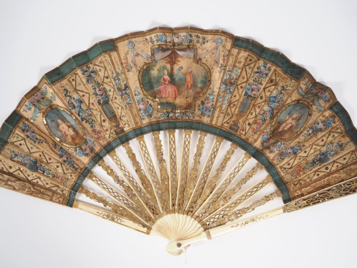 Eventail Louis XVI à feuilles pliées, 16 brins +2MB. Monture en ivoire