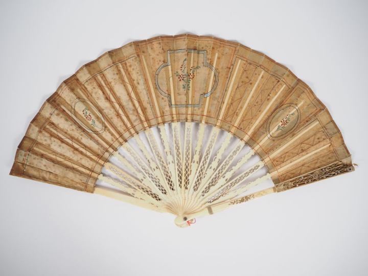Eventail Louis XVI à feuilles pliées, 16 brins +2MB. Monture en ivoire