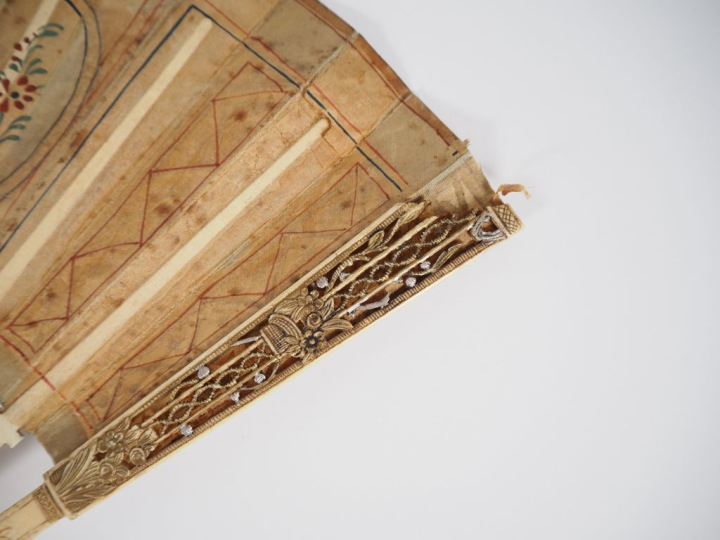 Eventail Louis XVI à feuilles pliées, 16 brins +2MB. Monture en ivoire