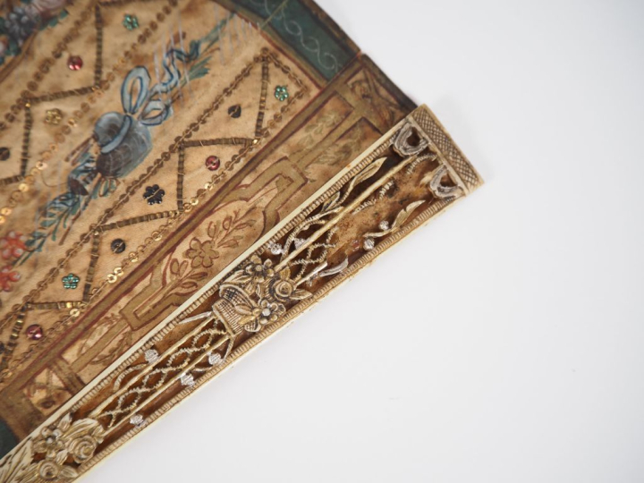 Eventail Louis XVI à feuilles pliées, 16 brins +2MB. Monture en ivoire