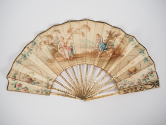 Vente aux enchères Eventail fin XVIIIème à 12 brins + 2 MB, en ivoire ajouré et doré. Déc