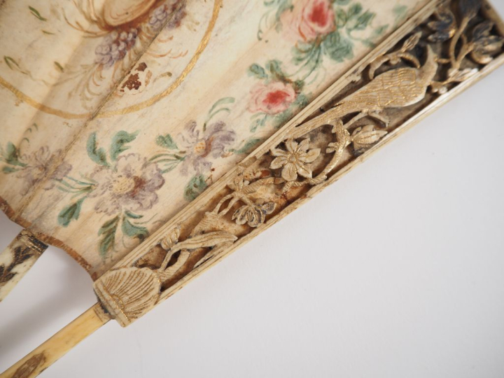 Eventail fin XVIIIème à 12 brins + 2 MB, en ivoire ajouré et doré. Déc