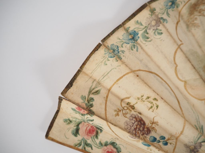 Eventail fin XVIIIème à 12 brins + 2 MB, en ivoire ajouré et doré. Déc