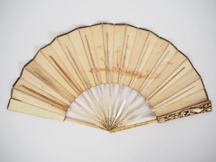 Eventail fin XVIIIème à 12 brins + 2 MB, en ivoire ajouré et doré. Déc