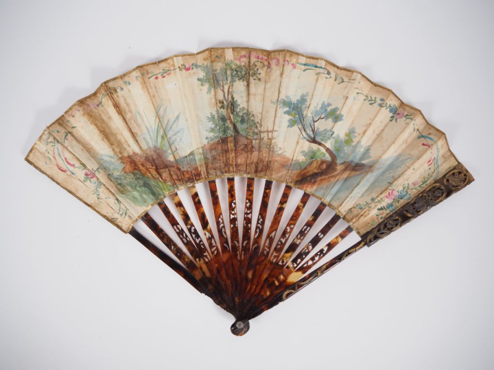Eventail Louis XVI. Monture à 16 brins en écaille reperçée, ciselée, i