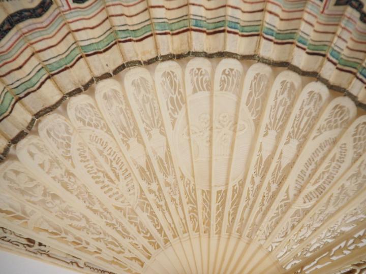 Eventail italien fin XVIIIème, circa 1790. 18 brins +2MB. Monture en i