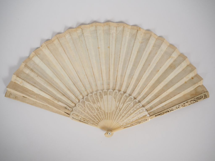 Eventail italien fin XVIIIème, circa 1790. 18 brins +2MB. Monture en i