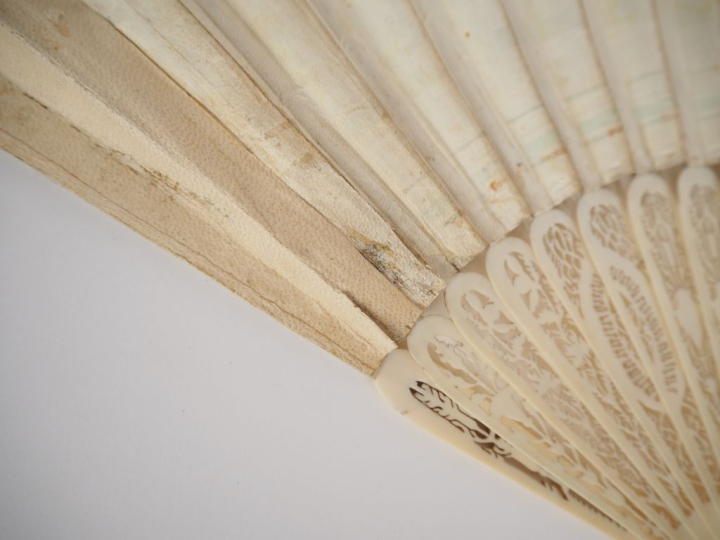 Eventail italien fin XVIIIème, circa 1790. 18 brins +2MB. Monture en i