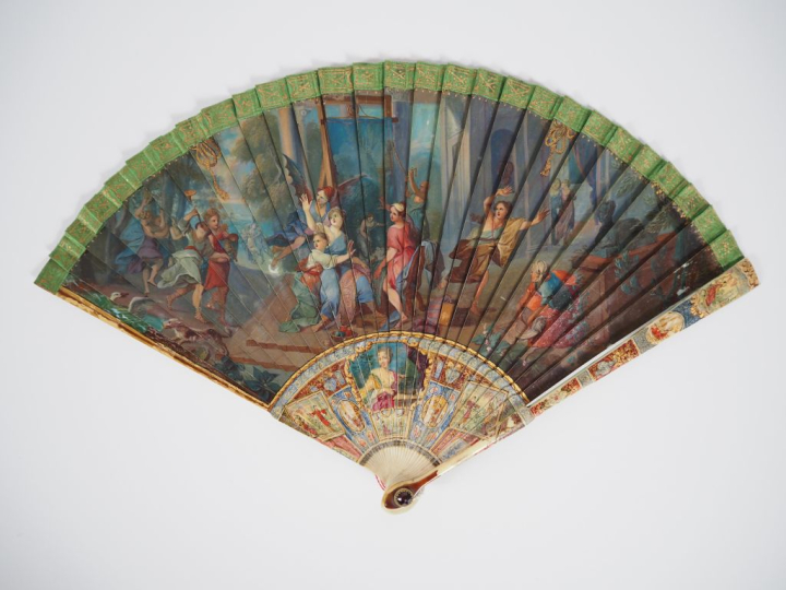 Eventail début XVIIIème à feuilles brisées, 29 brins. Monture en ivoir