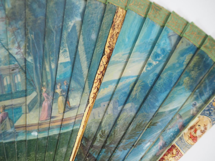 Eventail début XVIIIème à feuilles brisées, 29 brins. Monture en ivoir