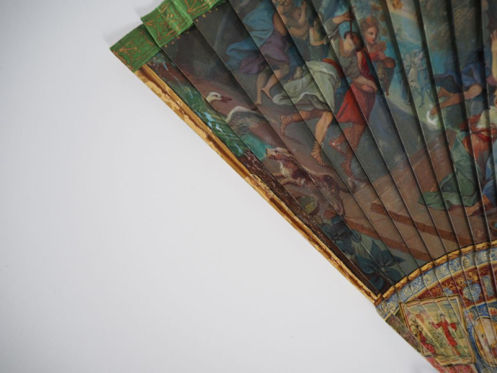 Eventail début XVIIIème à feuilles brisées, 29 brins. Monture en ivoir