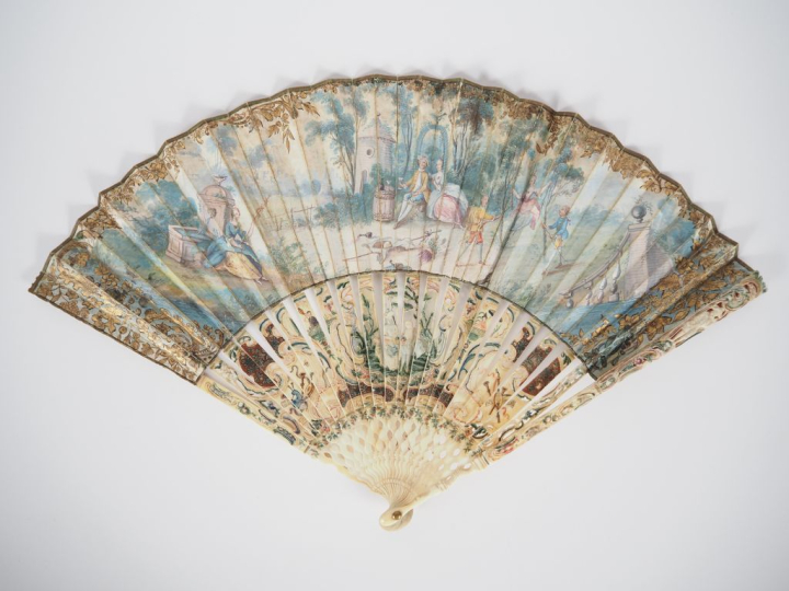 Eventail XVIIIème à 22brins. Monture en ivoire ciselée, sculptée, repe