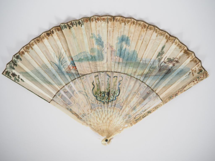 Eventail XVIIIème à 22brins. Monture en ivoire ciselée, sculptée, repe