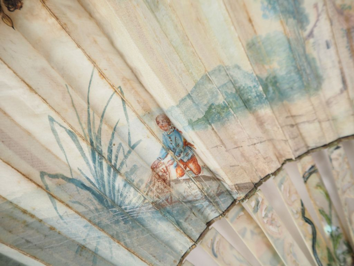 Eventail XVIIIème à 22brins. Monture en ivoire ciselée, sculptée, repe