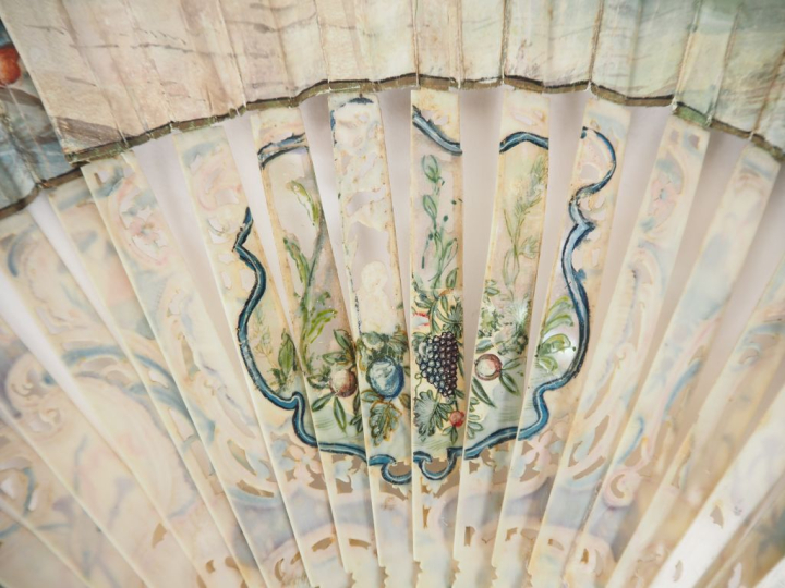 Eventail XVIIIème à 22brins. Monture en ivoire ciselée, sculptée, repe