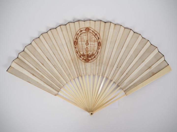 Eventail XVIIIème à 20 brins. Monture "squelette" en ivoire. Feuille l
