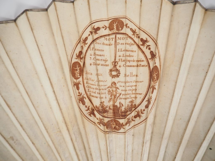 Eventail XVIIIème à 20 brins. Monture "squelette" en ivoire. Feuille l