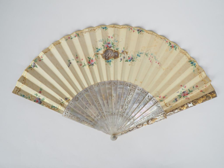 Eventail XIXème, vers 1845. France. En nacre repercée, burgautée. "les