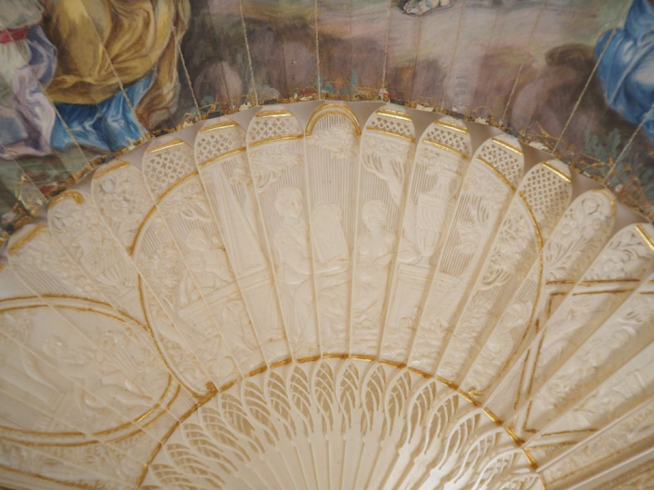 Eventail début du XIXème. 21 brins + 2 MB. Monture de 21 brins en ivoi