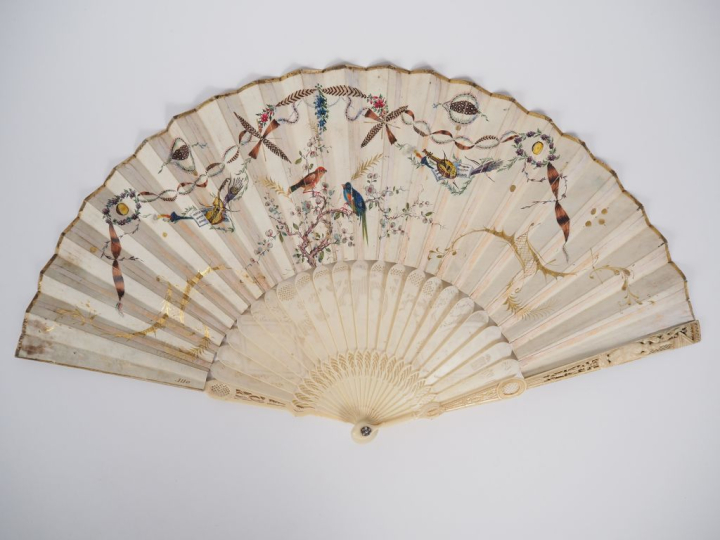 Eventail début du XIXème. 21 brins + 2 MB. Monture de 21 brins en ivoi