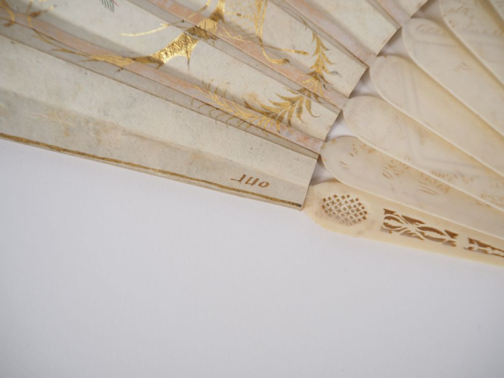 Eventail début du XIXème. 21 brins + 2 MB. Monture de 21 brins en ivoi