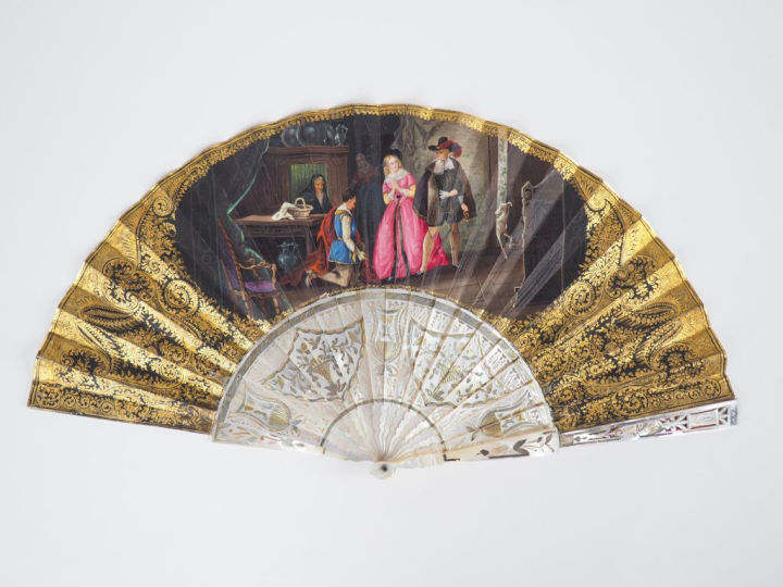 Eventail XIXème. Monture à 20 brins en nacre ajourée, ciselées et doré