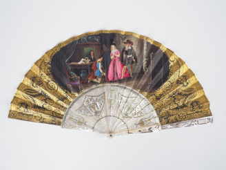 Vente aux enchères Eventail XIXème. Monture à 20 brins en nacre ajourée, ciselées et doré
