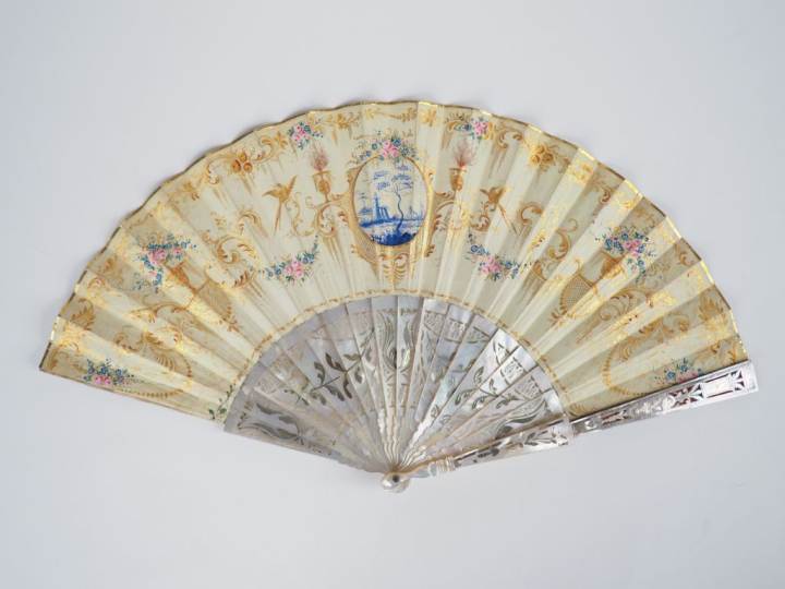 Eventail XIXème. Monture à 20 brins en nacre ajourée, ciselées et doré