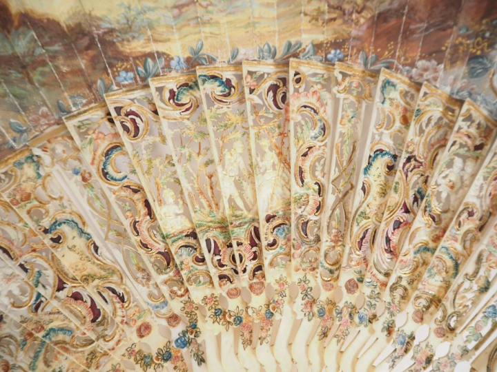 Eventail XIXème, circa 1830 à 20 brins + 2 MB.. Ivoire finement sculpt