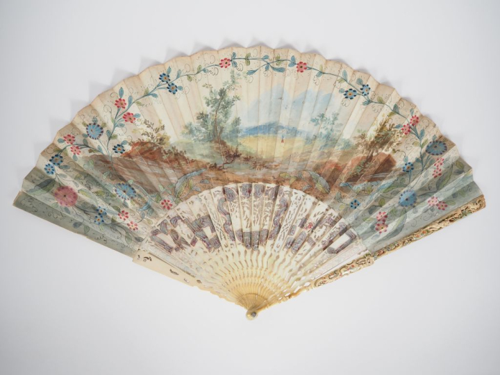 Eventail XIXème, circa 1830 à 20 brins + 2 MB.. Ivoire finement sculpt