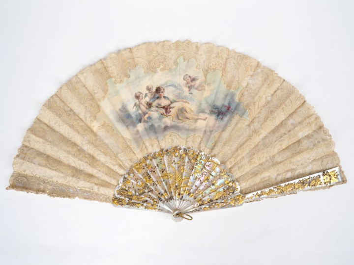 Eventail XIXème à 14 brins + 2 MB. Monture en nacre finement sculptée,