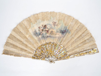 Vente aux enchères Eventail XIXème à 14 brins + 2 MB. Monture en nacre finement sculptée,