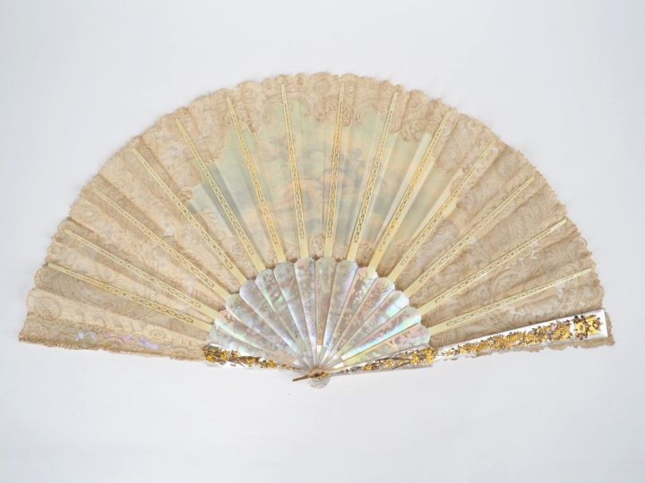 Eventail XIXème à 14 brins + 2 MB. Monture en nacre finement sculptée,