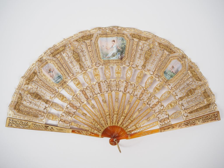 Eventail cabriolet XIXème à 16 brins + 2 MB.. Monture en écaille blond