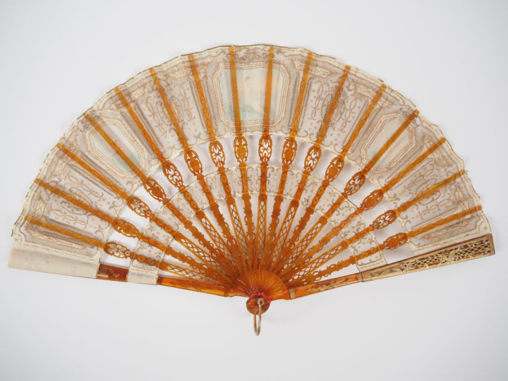 Eventail cabriolet XIXème à 16 brins + 2 MB.. Monture en écaille blond