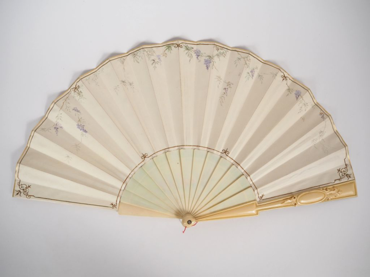 Eventail XIXème, circa 1865 à 13 brins + 2 MB. Monture en ivoire. Pana