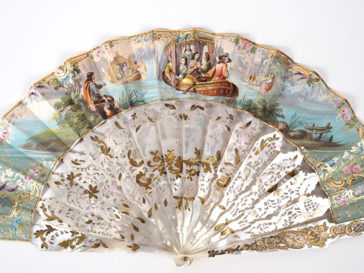 Eventail "cabriolet" XIXème à 14 brins +2MB. Nacre espagnole dorée et 