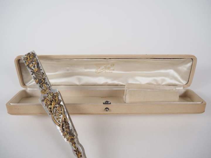 Eventail "cabriolet" XIXème à 14 brins +2MB. Nacre espagnole dorée et 