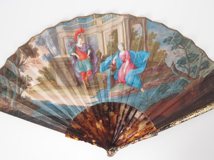 Eventail de style Louis XIV à feuilles pliées en écaille brune gravée 