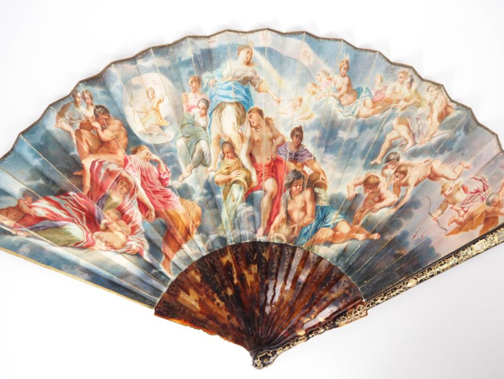 Eventail de style Louis XIV à feuilles pliées en écaille brune gravée 